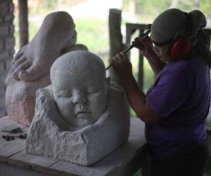 La obra de Kathy Munguía se apega a los sentimientos, creando diálogos a través de figuras humanas y objetos.