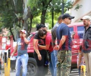 Familiares lloraban desconsolados a las afueras de la morgue pública. Foto: Stalin Irías/EL HERALDO