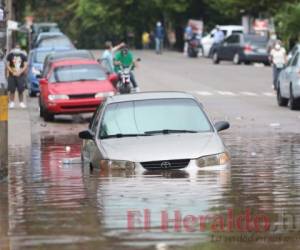 Los propietarios de los vehículos no pudieron moverlos a tiempo para otro sector, por lo que quedaron atrapados. Foto: Alex Pérez/EL HERALDO.