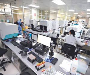 La sala del laboratorio clínico del Instituto Hondureño de Seguridad Social (IHSS) ahora cuenta con nuevos equipos y mejor sistema de aire acondicionado.