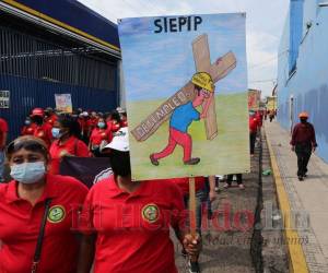 En una enorme pancarta los trabajadores dieron a conocer que el desempleo es una pesada carga para la clase obrera en Honduras.