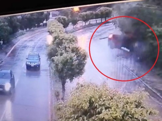 Dos personas salieron expulsadas desde el interior del carro.