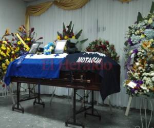 Momento en que los restos mortales de Gerson Alcedín Díaz Nolasco eran velados por sus amigos y parientes en Siguatepeque.