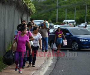 Muchas de las personas optaron por bajarse de las unidades de transporte y caminar hasta su destino. Foto: Emilo Flores/ EL HERALDO.