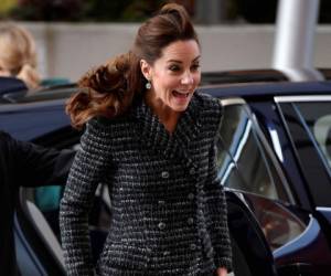 Este fue el momento en que la duquesa fue sorprendida por la ráfaga de viento. Fotos: AFP.