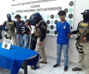 Entre las personas detenidas se encuentran tres de la pandilla 18 y el de camisa azul de la Mara Salvatrucha.
