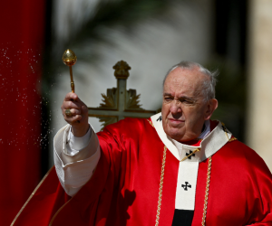 Papa Francisco celebrando en la Plaza San Pedro la misa de Ramos.