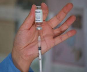 La vacunación también sigue siendo esencial 'para reducir la presión sobre nuestros sistemas de salud que necesitan desesperadamente tratar otras enfermedades además del covid', remarcó la OMS. Foto: AFP