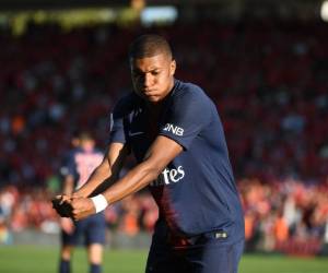 El delantero francés del Paris Saint-Germain Kylian Mbappe celebra después de anotar su tercer gol durante el partido entre Nimes y Paris Saint-Germain (PSG). Foto: AFP.