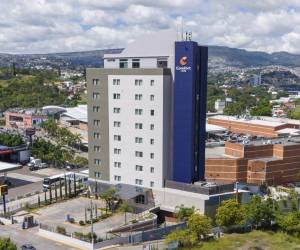 Vista exterior del Comfort Inn Tegucigalpa, un hotel de diseño contemporáneo que fortalece la oferta de hospitalidad de Choice Hotels en la capital hondureña.