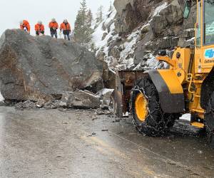 El Departamento de Transporte de California (Caltrans) entró en acción y envió un equipo para mover el pesado obstáculo.