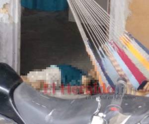 Una de las fallecidas quedó en la puerta de la vivienda, donde fueron atacadas.