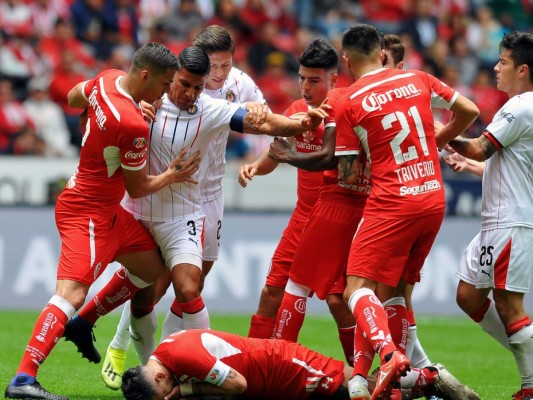 Los jugadores de Toluca y Guadalajara pelean, durante su partido de fútbol del torneo Mexicano Abierto 2018, en el estadio Nemesio Diez en Toluca. Foto: AFP/ROCIO VAZQUEZ.