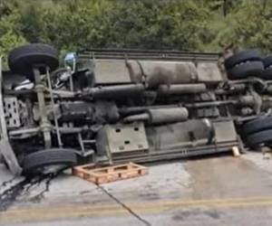 El pesado automotor quedó en medio de la carretera a la altura del puente en Neteapa.