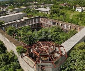 El lente de EL HERALDO visitó la cárcel de La Acequia, en Naco, Santa Bárbara, que se perfila como una de las tres opciones para construir el centro penitenciario antiterrorista, inspirado en el Centro de Confinamiento del Terrorismo (Cecot) de El Salvador.