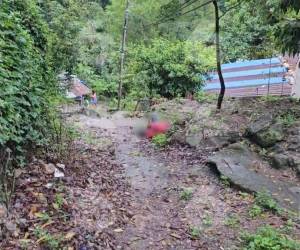 Según información preliminar, el cuerpo de la víctima estaba cubierto con sábanas y amarrado con cables eléctricos de pies y manos.