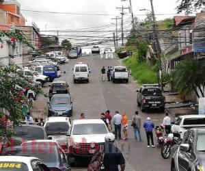 Agentes militares y policiales se hicieron presentes a la zona para acordonar la escena del crimen. Foto: Estalin Irías / EL HERALDO.