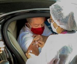 Lula da Silva expresó que la única manera de librarse del coronavirus, es 'tomando las vacunas' y evitando las aglomeraciones de personas. FOTO: AFP