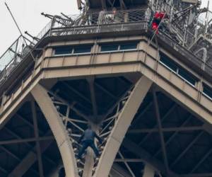 La policía está en contacto con el individuo, pero por el momento se desconocen las razones por las que escaló la fachada del monumento, señaló esta misma fuente. (Foto: AFP)