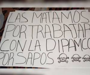 Rótulo que habrían dejado los presuntos asesinos en la escena.