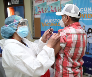 Los capitalinos pueden acudir a cualquiera de los hospitales o centros de salud para aplicarse las vacunas o hacerse las pruebas PCR.