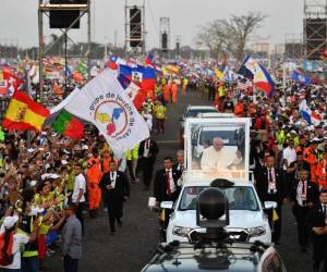 El papa Francisco a bordo del papamóvil llegó a la vigilia que se realiza en Ciudad de Panamá. Foto: AFP