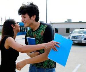 Así fue el emotivo momento en que el joven de 18 años fue puesto en libertad y abraza a su abogada defensora. Foto: AP