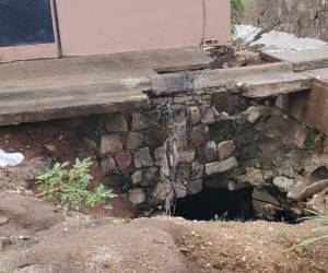 Socavón entre el barrio Morazán y el barrio Guadalupe en Tegucigalpa, estragos causados por las fuertes lluvias en el territorio nacional.