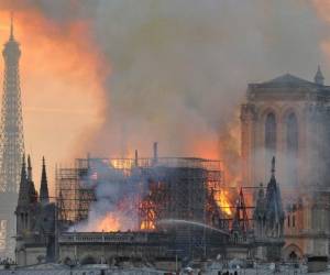 El incendio en la catedral de Notre Dame se registró el lunes en París. (AP)