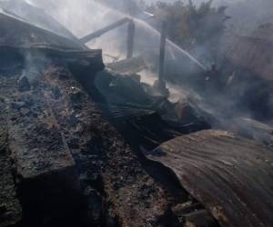 Así quedaron las dos casas tras el siniestro en aldea El Rosario.