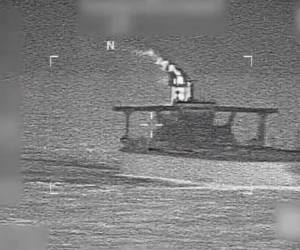 Captura de pantalla de la cuenta oficial @Southcom del Comando Sur de Estados Unidos en la que se muestra el buque M/T Sophia interceptado en aguas internacionales.