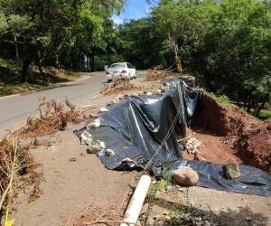 La falta de señalización y la erosión del pavimento en la 21 de Octubre siguen poniendo en riesgo a cientos de vehículos que circulan diariamente por la zona.