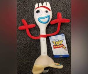 Forky, un tenedor convertido en juguete, es el último en sumarse a los amigos de Woody en Toy Story 4. A pesar de su simpleza, Disney decidió comercializar el muñeco. Foto: Cortesía Comisión de Protección al Consumidor de Estados Unidos.