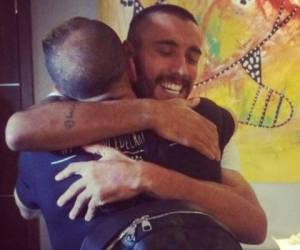 Así fue el emotivo abrazo entre Alan Ruschel y el argentino D'Alessandro (Fotos: Redes / Noticias El Heraldo / El Heraldo Honduras / Noticias El Heraldo)