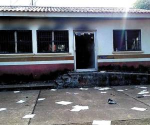Una oficina de Hondutel en Puerto Lempira fue incendiada por una turba que se mostró molesta por la acción militar.