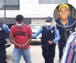 En la fotografía se observa el momento en que los agentes trasladaban al sospechoso. En la esquina superior derecha se observa al comerciante fallecido.