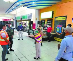 Este lunes reabren las agencias bancarias en el centro comercial de Comayagua bajo estrictas medidas de bioseguridad.