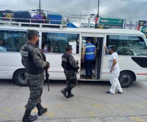 Las autoridades vigilan el estado de las unidades de transporte y que estas no vayan con exceso de pasajeros. Foto: El Heraldo