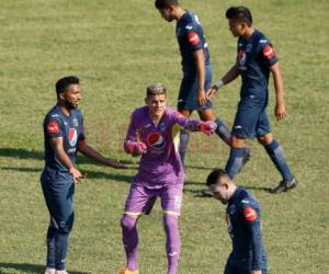 El portero de Motagua, Jonathan Rougier, dando instrucciones a sus jugadores tras haber recibido el gol de Marathón, por parte de Chino Discua.