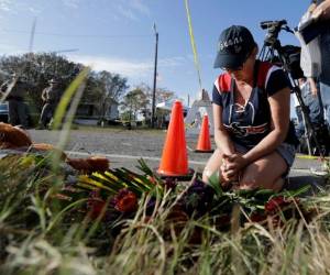 Familiares de las víctimas que murieron en la iglesia llegaron hasta el lugar para dejar flores y recuerdos de sus seres queridos. Foto: AP