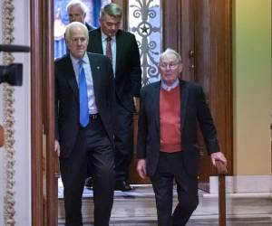 Los senadores John Cornyn y Lamar Alexander en el Capitolio, Washington. Foto: AP.