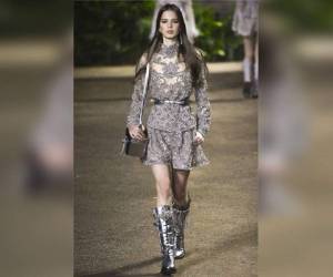 El diseñador libanés Ellie Saab se enfocó en el brillo de las prendas con el toque de alta costura, resaltando en la moda de París.