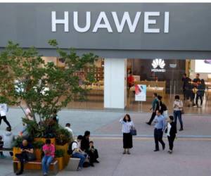 Huawei afirmó en un comunicado en China que “seguirá proporcionando actualizaciones de seguridad y servicios postventa a todos los smartphones, tabletas y dispositivos Huawei y Honor'. FOTO: AP