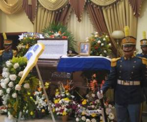 Los restos mortales del capitán Olvin Emmanuel Flores Meraz son velados en una funeraria de El Progreso, Yoro.