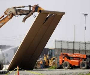 En esta fotografía de archivo del 27 de febrero de 2019, una prototipo del muro fronterizo es derribado durante una demolición en la frontera entre Tijuana, México y San Diego, California. (AP Foto/Gregory Bull, archivo).