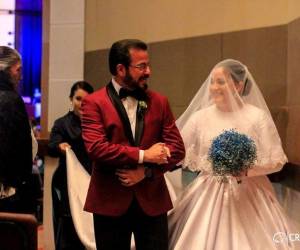 El apóstol German acompañó a su hija hasta el altar. Foto: Facebook/Crónicas Ebenezer