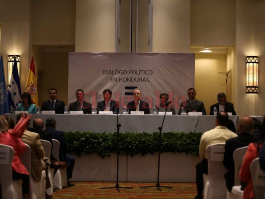 La mesa estuvo integrada por representantes de los partidos políticos que participan en el diálogo, la sociedad civil y respresentantes de la comunidad internacional. /Johny Magallanes / El Heraldo