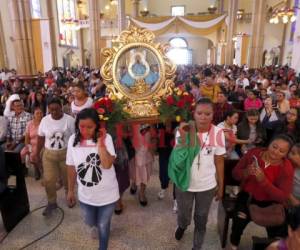 Los feligreses llevaron una imagen de la Virgen de Suyapa en hombros, hicieron una procesión desde la plaza Las Américas. Foto Marvin Salgado/EL HERALDO