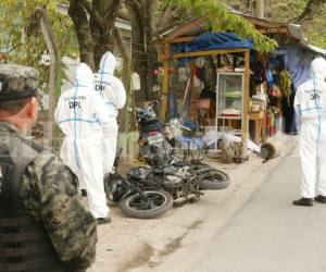 El hombre trató de darse a la fuga en su moto, pero se cayó y pánico de los nervios tomó una mototaxi para luego salir de la zona. Foto: Estalín Irías / El Heraldo.