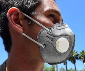 Kevin Pomplun usa una máscara N95 con filtro en el Centro Médico LAC + USC en Los Ángeles, California, durante una entrega de equipo de protección personal (EPP) por parte del Registro del Hospital del Gran Los Ángeles. Foto: Agencia AFP.